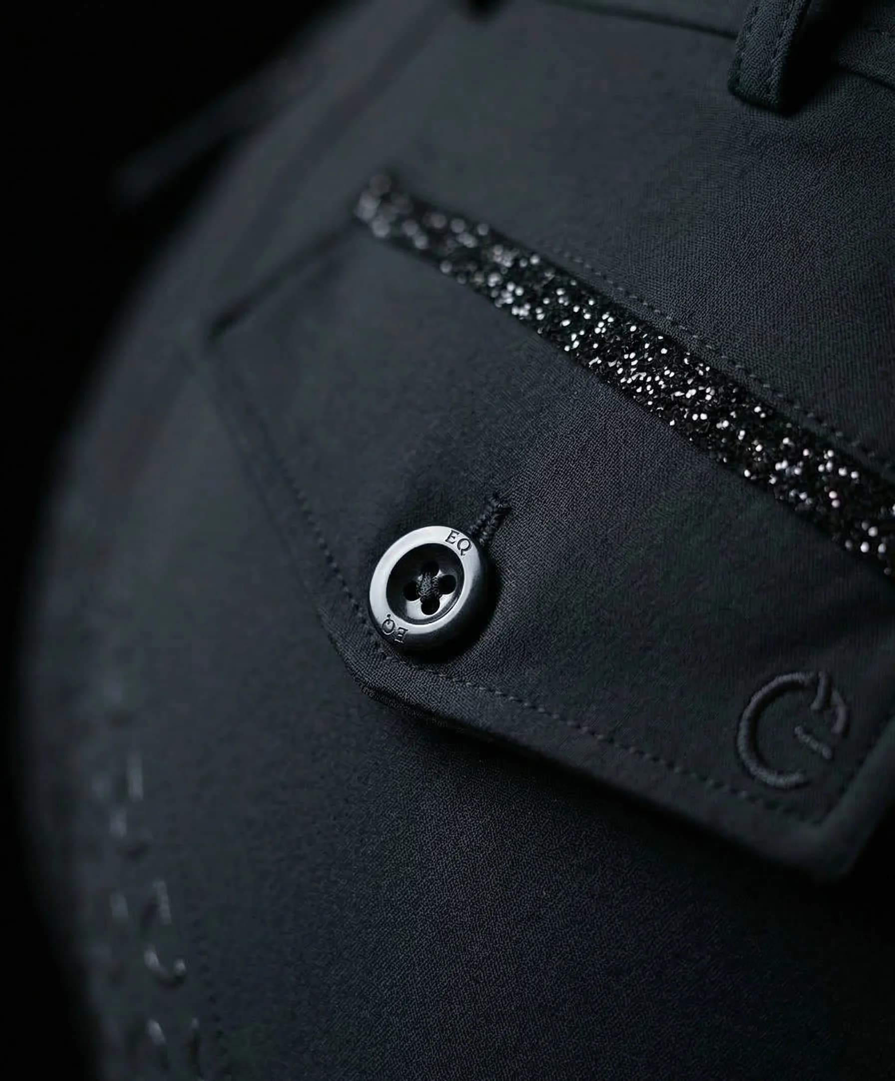 EQUIVE rijbroek detail — drukknoop en glitter piping
