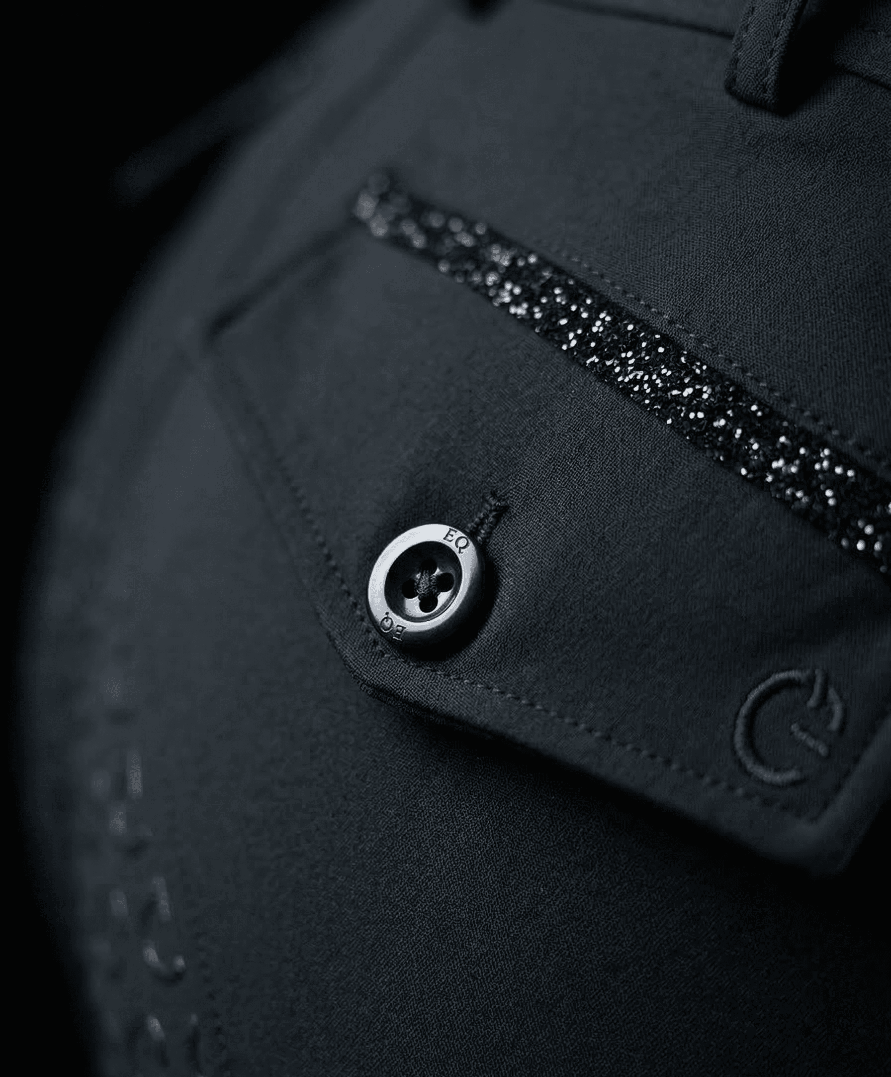 EQUIVE rijbroek detail — drukknoop en glitter piping